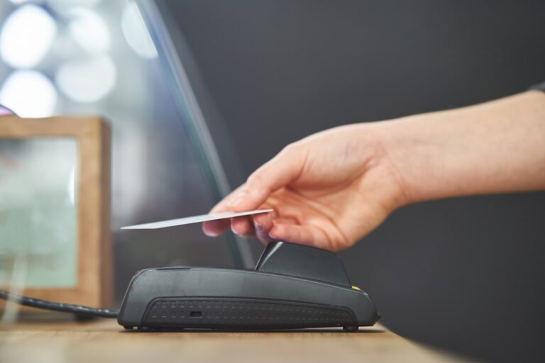 コロナ禍“非接触”で注目、クレジットカードの「タッチ決済」とは？使えないカードもある？【コンタクトレス】