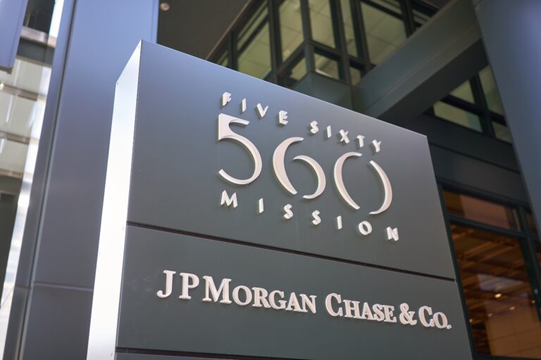 JPモルガン、株取引決済にAIチャットボット──日本企業向けにスタート