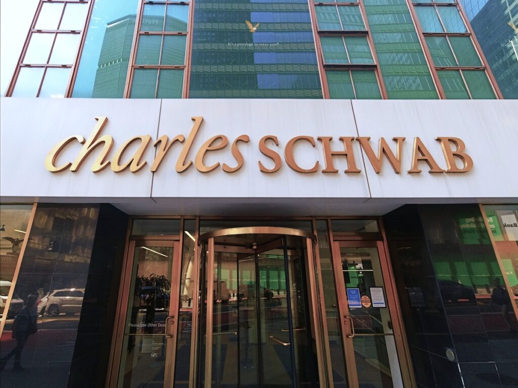 米証券大手Charles Schwab、BTCとETH現物取引の事前登録を開始