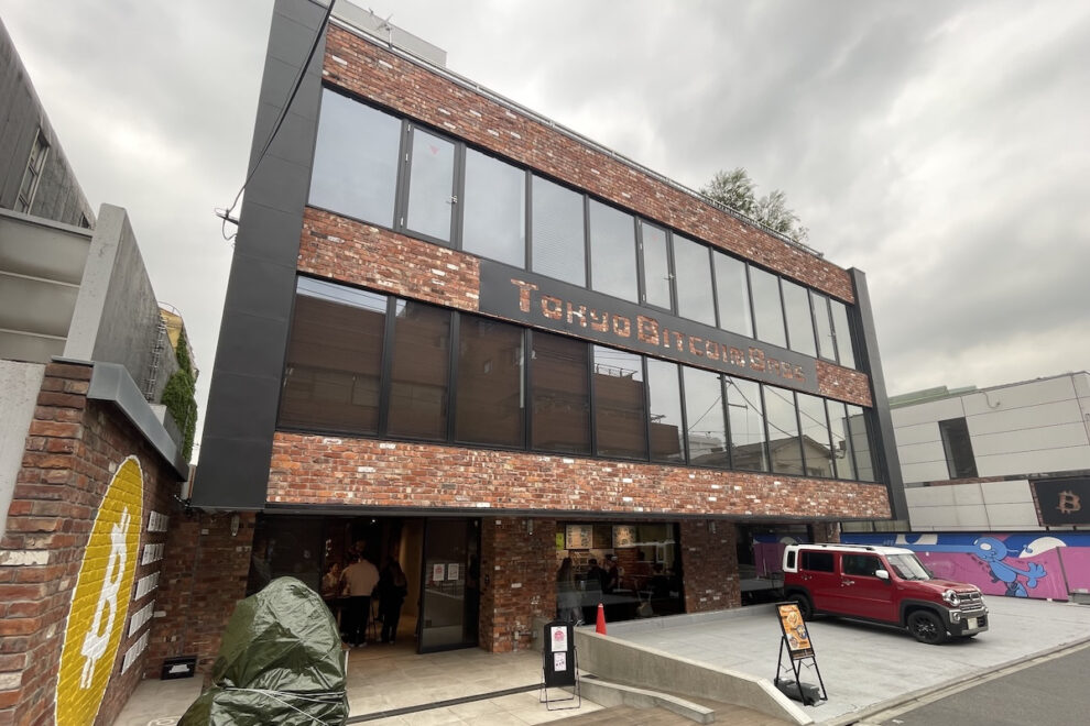 ビットコイン普及の新拠点「Tokyo Bitcoin Base」が四谷に誕生──訪日ビットコイナー交流の場に、サトシ像もお披露目