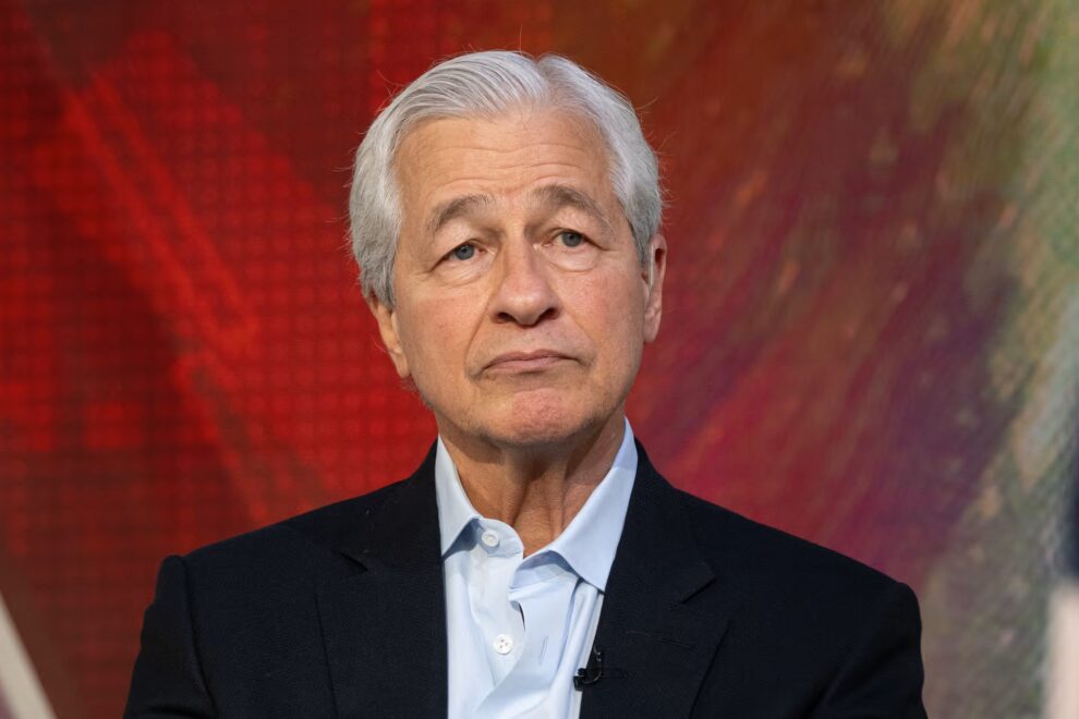 JPモルガン・ジェイミー・ダイモンCEO、利息を支払うステーブルコイン発行体は銀行として規制すべきと主張