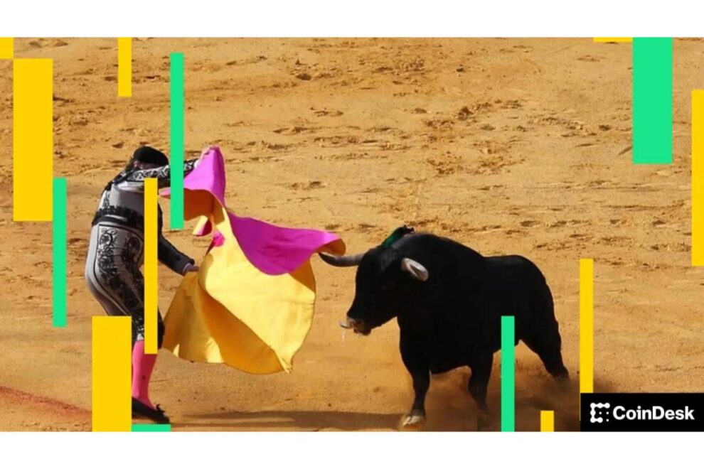 ビットコイン、7万2000ドル台に上昇──ドル高でも株を上回る