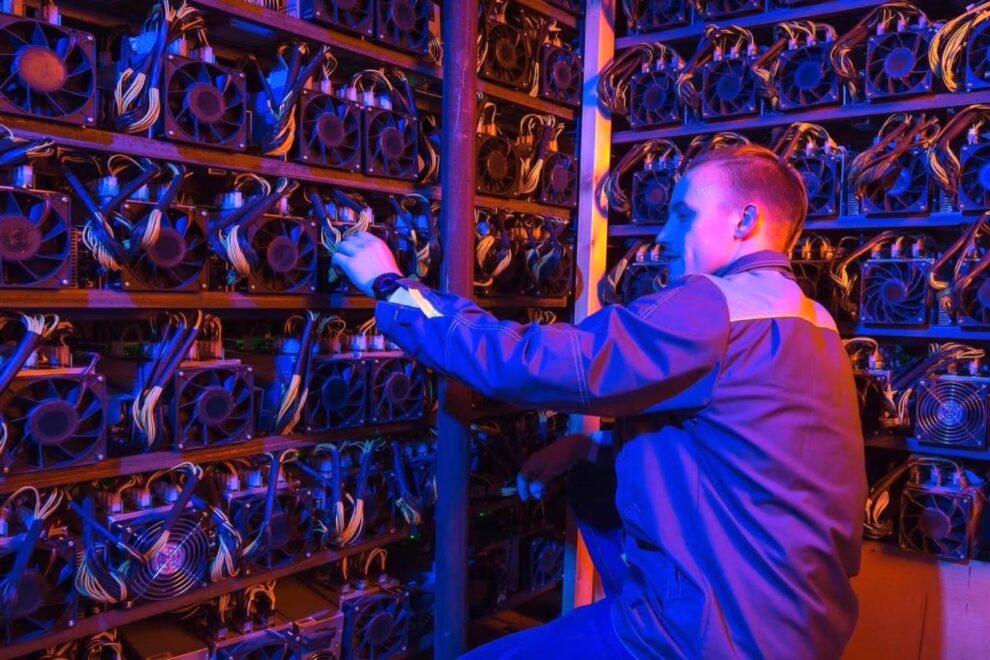 ビットコインマイナー、AI企業へ転換──資金確保のためBTC売却も