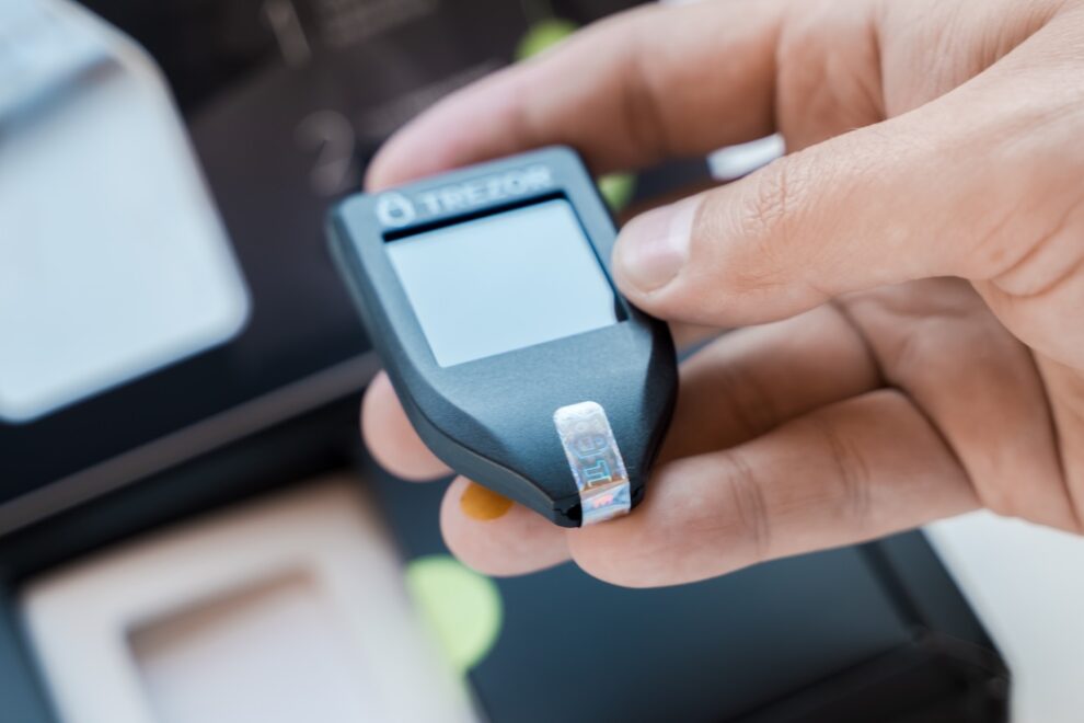 ハードウェアウォレットのTrezor、配送業者から約1万4000人分の顧客データが漏洩
