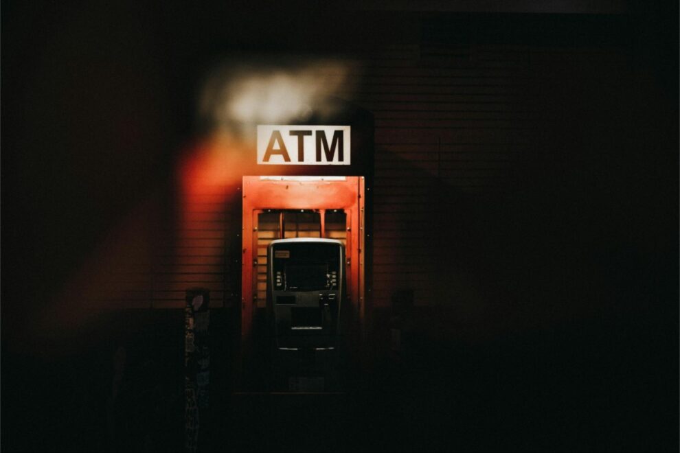 アリゾナ州、暗号資産ATM詐欺で17万ドル超の返金支援──ハワイは全米4州目の禁止へ