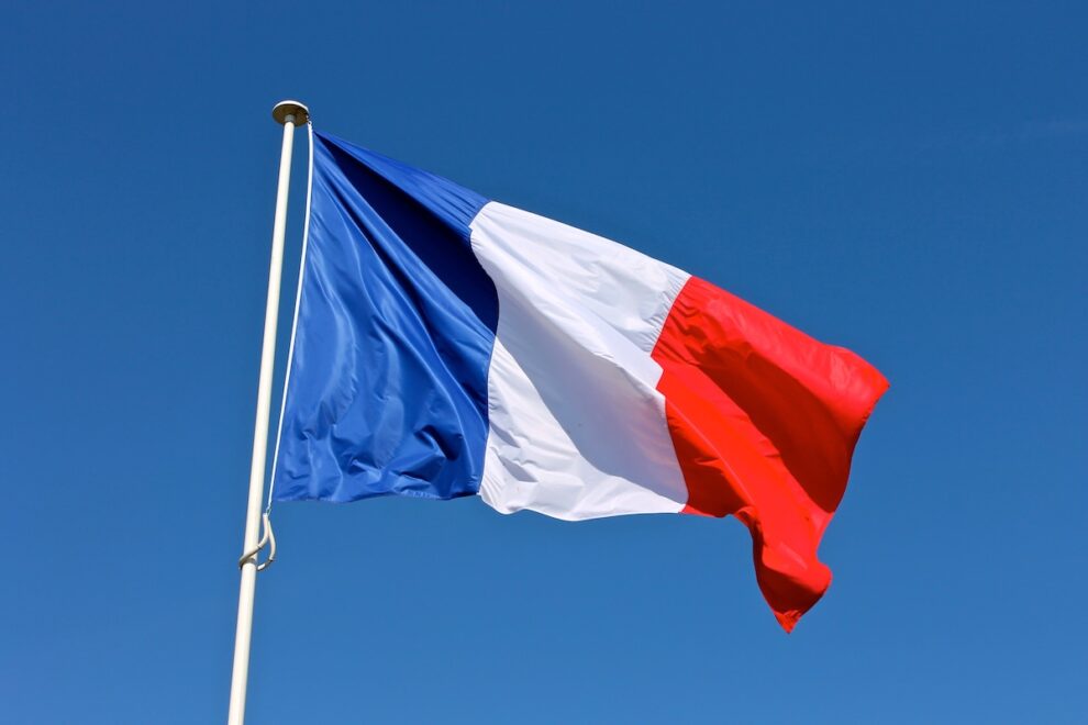 フランス国民議会、暗号資産からステーブルコインへの交換課税案を可決
